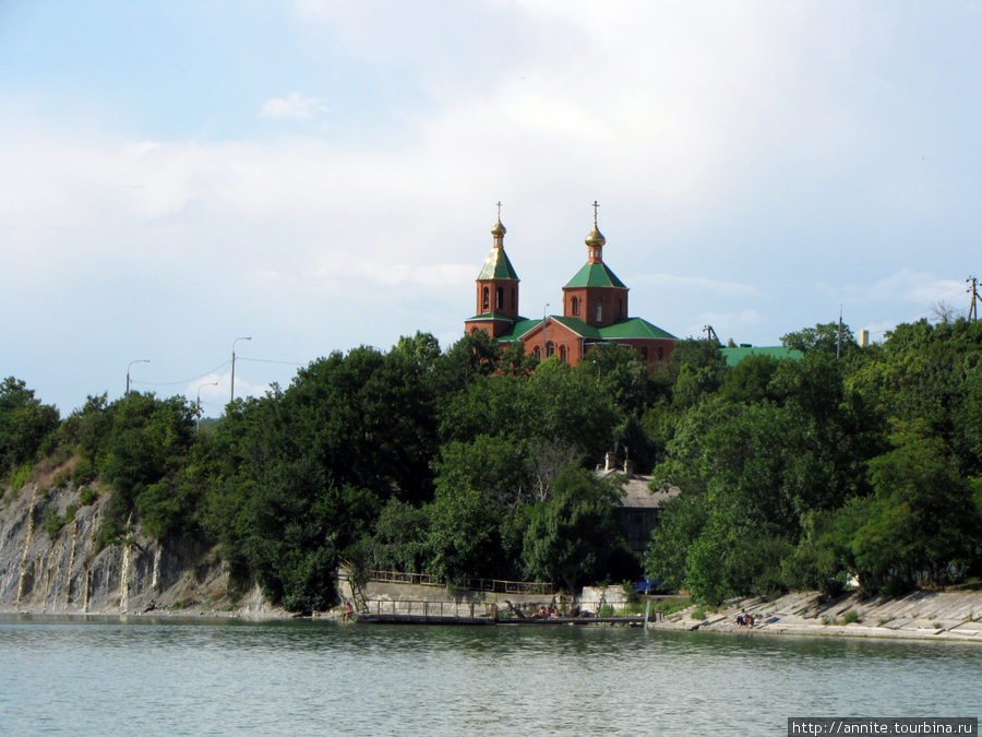 Озеро Абрау. Видны купола церкви Ксении Петербургской. Абрау-Дюрсо, Россия