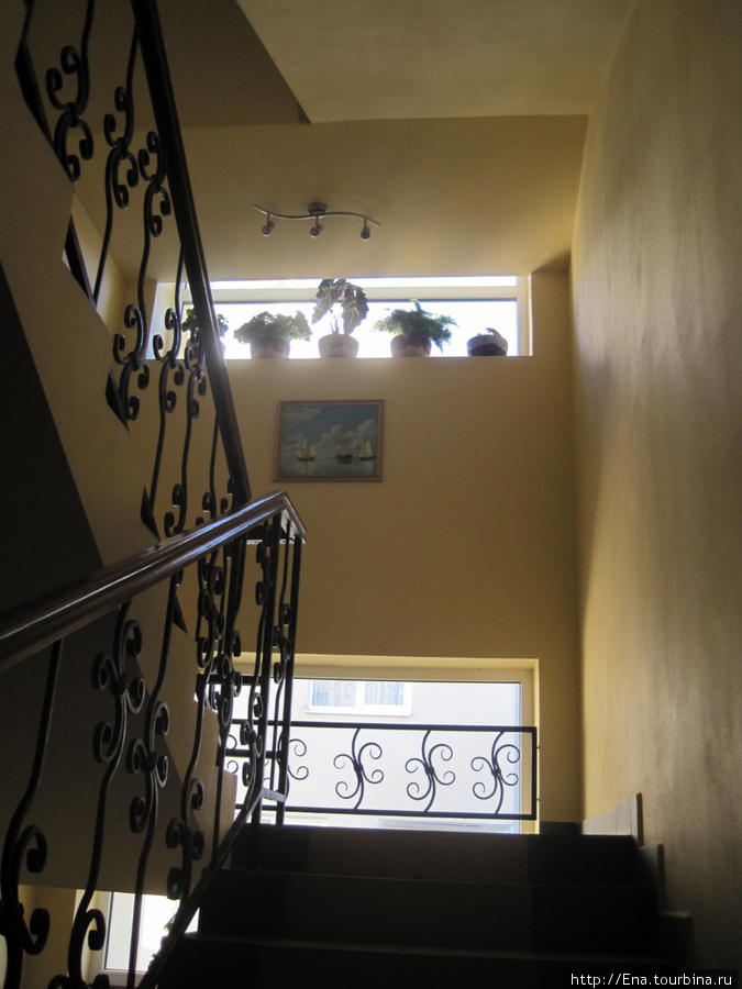 Гостиница Страна Магнолий. Красивая лестница ведет на 3-й этаж, в наш номер Адлер, Россия
