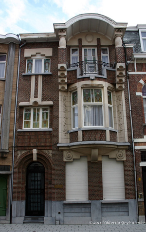г. Синт-Никлас, Бельгия. Уникальная старинная улочка De Monseigneur Stillemansstraat. Здесь каждый дом выстроен в стиле Арт-деко. В 2002 году каждый дом на этой улице был отреставрирован, и охраняются как памятники архитектуры. А сама улица является охраняемым памятником городского пейзажа. На фотографии дом № 32.
