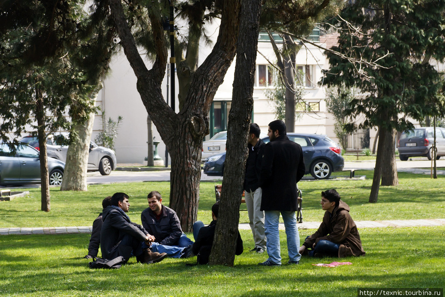 Студенты отдыхают в парке Стамбул, Турция