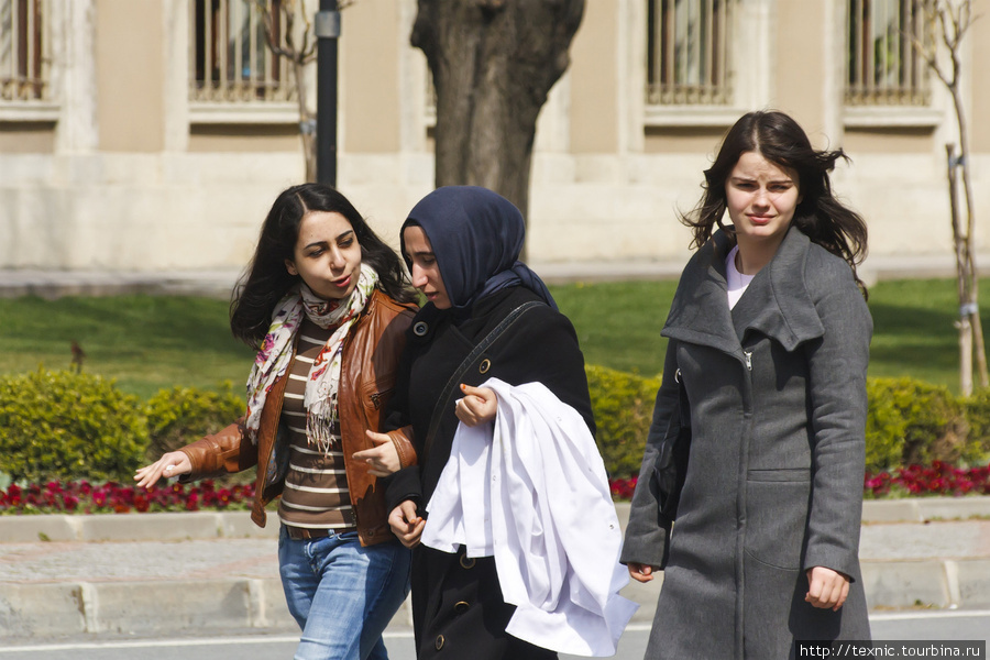 «Я тебе говорю, носить хиджаб уже не модно!» Стамбул, Турция