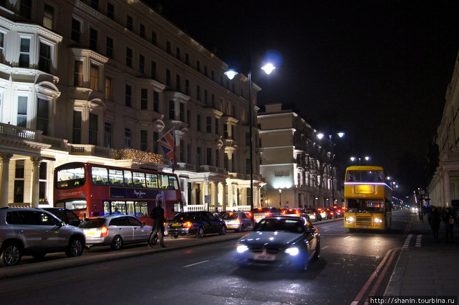Ночью на улице в Лондоне Лондон, Великобритания