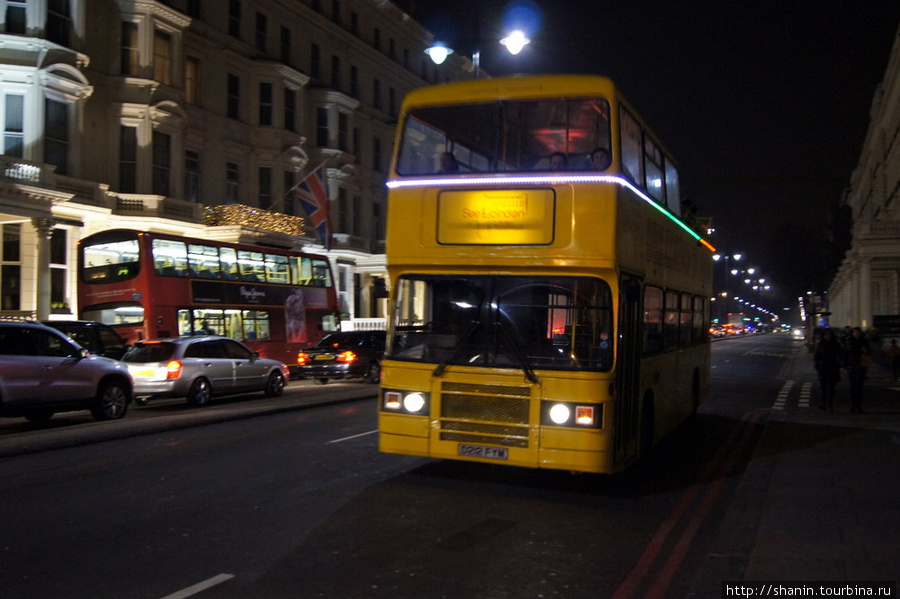 Двуъэтажный автобус на улице в Лондоне Лондон, Великобритания