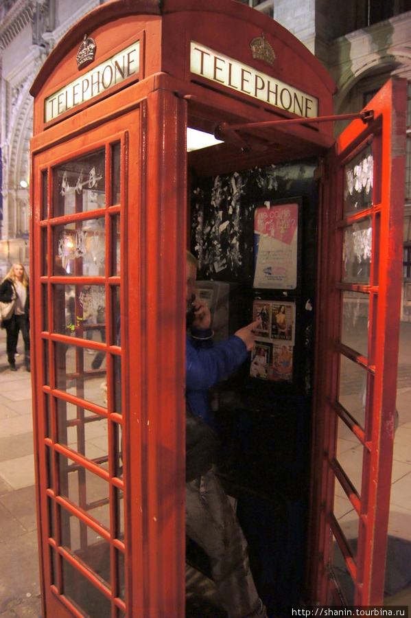 Типичная лондонская телефонная будка Лондон, Великобритания