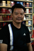 Продавец в мелком магазине, Лунггань. 
 — Спасибо за фотографию, держи пачку сигарет в подарок.