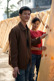 Семейная пара, владельцы мелкой деревообрабатывающей фабрики на дороге к Гуйлиню.