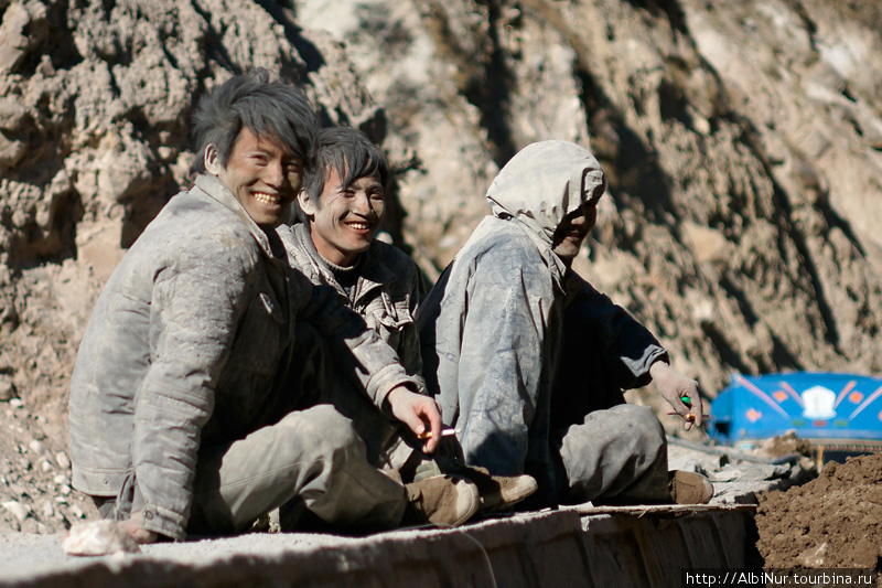 Рабочие на дороге в ущелье Прыгающего Тигра. Китай