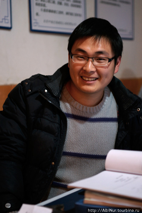 Геодезист в полевом штабе на дороге в Лицзян. Китай