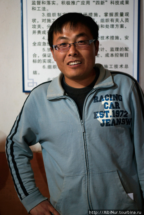 Геодезист в полевом штабе на дороге в Лицзян. Китай