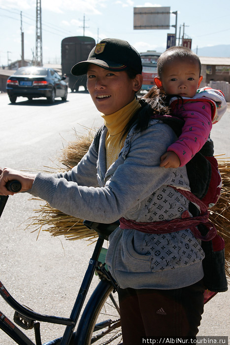 Крестьянка с ребёнком, по дороге в Дали. Китай