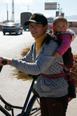 Крестьянка с ребёнком, по дороге в Дали.