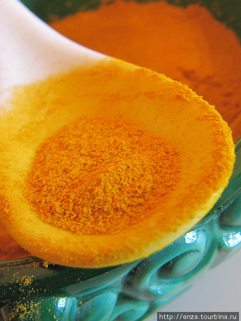 Куркума. Именно она чаще всего продается в туристических лавочках под видом молотого шафрана. Сиде, Турция