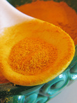 Куркума. Именно она чаще всего продается в туристических лавочках под видом молотого шафрана.
