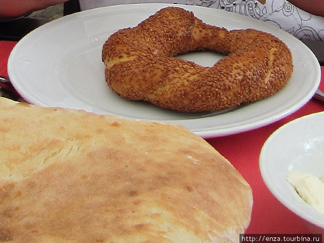 Самое знаменитое турецкое хлебо-булочное изделие – сИмит. Такие бублики, обсыпанные семенами сезама, пекут и в Греции, и на Балканах, и на Ближнем Востоке, но только в Турции существует настоящий культ симита. Он так популярен, что турки дотошно подсчитали, что за один день они съедают 2,5 млн. бубликов, около миллиона из которых поедает Стамбул. Сиде, Турция