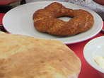 Самое знаменитое турецкое хлебо-булочное изделие – сИмит. Такие бублики, обсыпанные семенами сезама, пекут и в Греции, и на Балканах, и на Ближнем Востоке, но только в Турции существует настоящий культ симита. Он так популярен, что турки дотошно подсчитали, что за один день они съедают 2,5 млн. бубликов, около миллиона из которых поедает Стамбул.