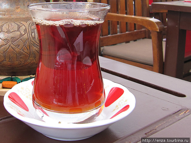 Сейчас чай в Турции пьют все и везде. Это вообще самый любимый напиток в стране и один из самых популярных сувениров. Удивительно, но в Турции чай обошел кофе по популярности только в начале прошлого века. Связано это было с тем, что экспортный кофе стал слишком дорогим удовольствием, а выращивать его внутри страны было невозможно. Поэтому туркам пришлось заменить кофе более дешевым напитком и уже в конце 30-х гг. на восточном побережье Черного моря, в районе города Rize, появились первые турецкие чайные плантации. Здесь выращивают черный мелколистный чай, который внутри страны часто так и называют «rize». Rize — чай  низкого качества, который чайные гурманы и чаем-то не считают. Чаще всего его сравнивают с грузинским чаем, только он более чистый и однородный. Он дает густой настой интенсивного красного цвета с терпким, чуть сладковатым вкусом почти без аромата. Сиде, Турция