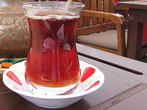 Сейчас чай в Турции пьют все и везде. Это вообще самый любимый напиток в стране и один из самых популярных сувениров. Удивительно, но в Турции чай обошел кофе по популярности только в начале прошлого века. Связано это было с тем, что экспортный кофе стал слишком дорогим удовольствием, а выращивать его внутри страны было невозможно. Поэтому туркам пришлось заменить кофе более дешевым напитком и уже в конце 30-х гг. на восточном побережье Черного моря, в районе города Rize, появились первые турецкие чайные плантации. Здесь выращивают черный мелколистный чай, который внутри страны часто так и называют «rize». Rize — чай  низкого качества, который чайные гурманы и чаем-то не считают. Чаще всего его сравнивают с грузинским чаем, только он более чистый и однородный. Он дает густой настой интенсивного красного цвета с терпким, чуть сладковатым вкусом почти без аромата.