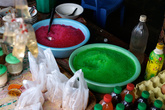 Удивительная еда обнаружена в Лаосе: желатиновые подкрашенные гранулы без вкуса и запаха, похожие на разноцветную икру. Едят это подобно лапше, добавляя зелень и поливая специями.