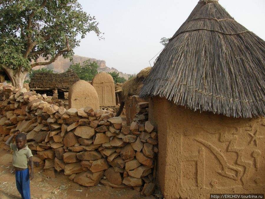Тотемная лепка на амбарах. Область Мопти, Мали