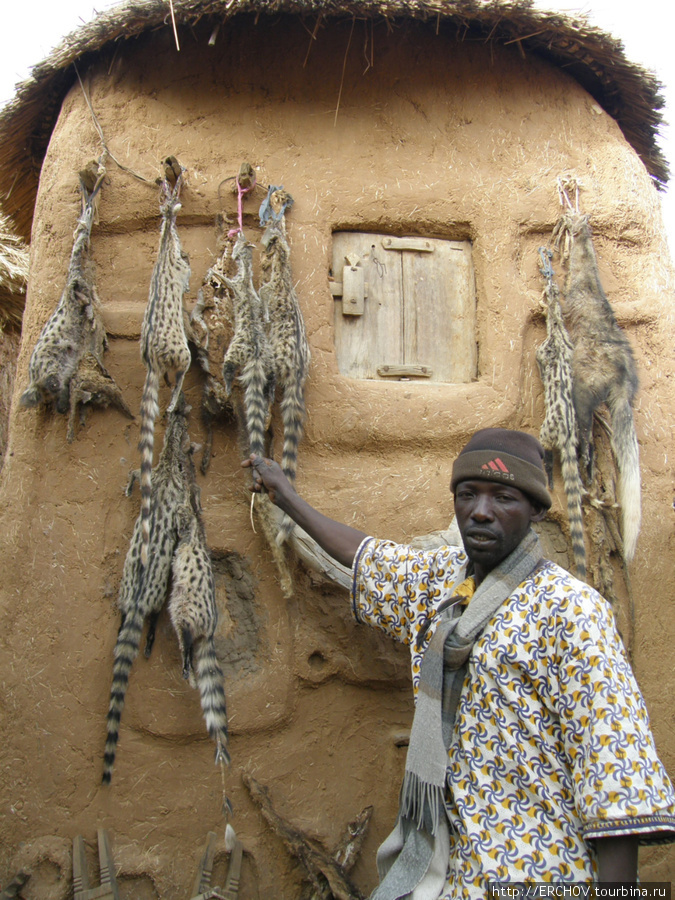 Охотник со своими трофеями. Область Мопти, Мали