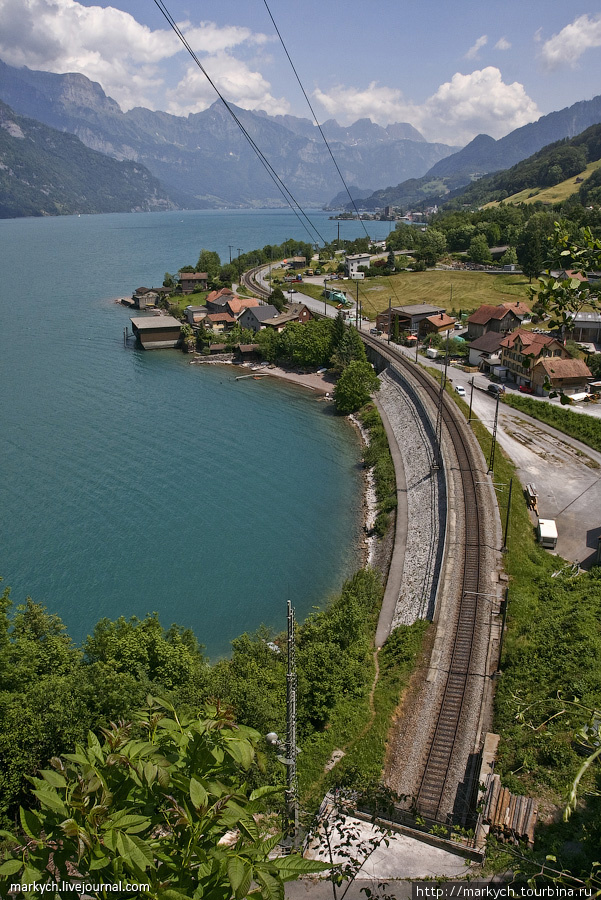 Выезжаем из Лихтенштейна и сразу попадаем в Швейцарию. Дорога в Цюрих проходит по берегу Валенштадтского озера. Швейцария