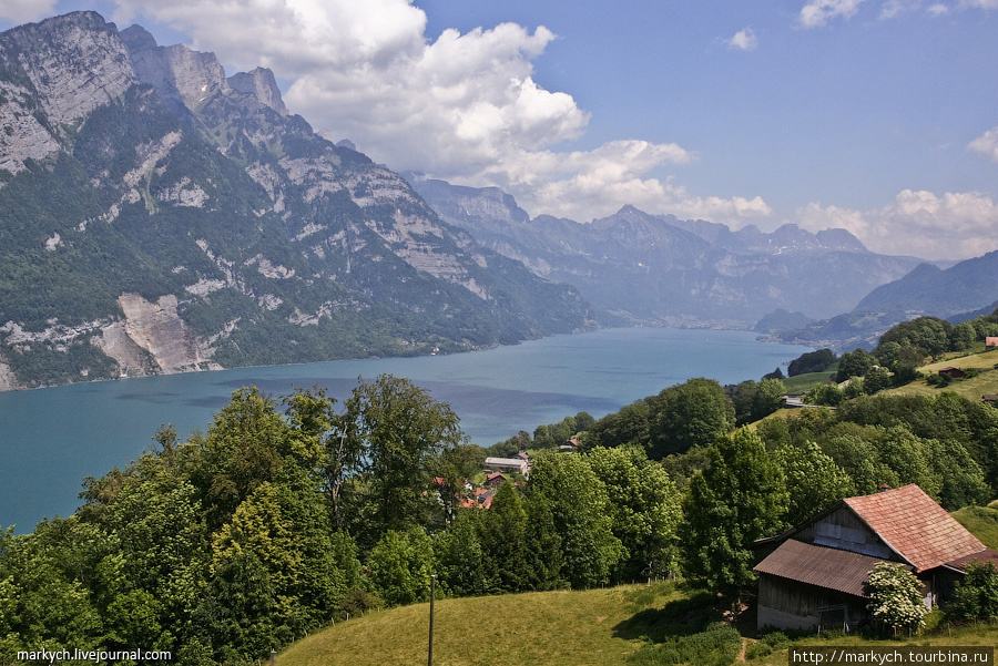 Вода в озере имеет насыщенный бирюзовый цвет, возможно из-за большого содержания меди. Швейцария