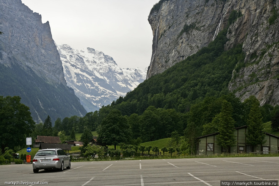 Лаутербруннен — долина близ Интерлакена, тянется между высокими скалистыми стенами, имеет длину 12 и ширину 1 км. Швейцария