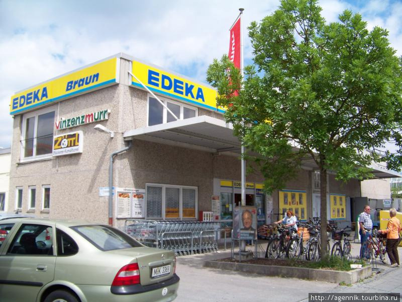 Вывестка сети Edeka — у E-Markt те же фирменные цвета и шрифт. Земля Бавария, Германия