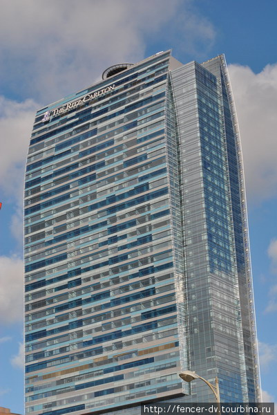 Один из самых заметных небоскребов — отель Ритц-Карлтон Лос-Анжелес, CША