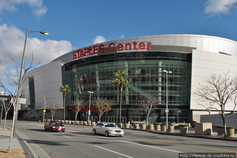 Здесь же неподалеку знаменитый Стэйплз Центр — место церемонии вручения Грэмми и арена команд Лос-Анджелес Кингз (хоккей) и Лэйкерс (баскетбол) Лос-Анжелес, CША
