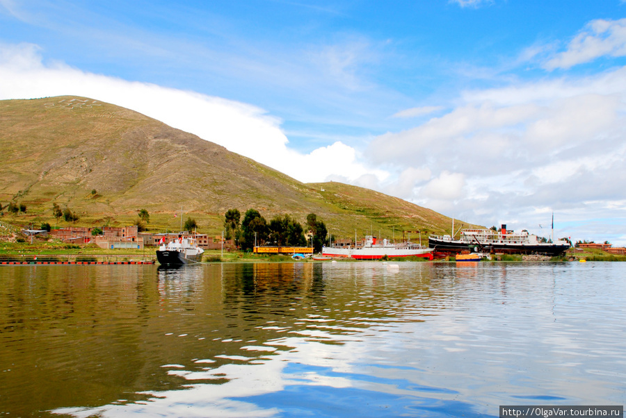 Встречаются и большие суда, некоторые из них навечно вписались в берег Озеро Титикака, Перу