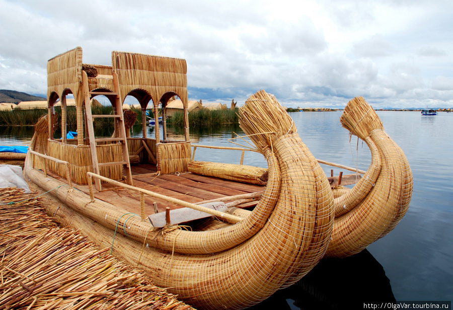Тростниковая лодка. На таких возят туристов от одного островка к другому Озеро Титикака, Перу
