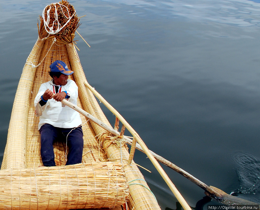 Нужно достаточно много усилий, чтобы управлять такой лодкой Озеро Титикака, Перу