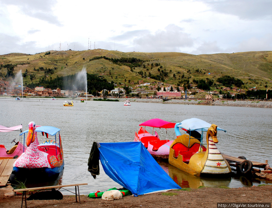Набережная озера Титикака в городе Пуно Озеро Титикака, Перу