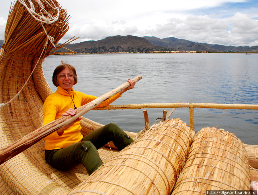 В общем-то грести достаточно тяжело, поэтому пришлось сделать только вид, что управляю судном Озеро Титикака, Перу