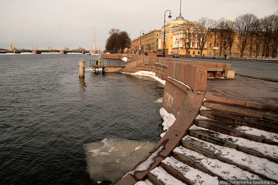 Вода санкт петербург. Санкт-Петербург с воды. Красота воды Санкт Петербурга. Холодная вода в Санкт-Петербурге. Вода Питер солнце.