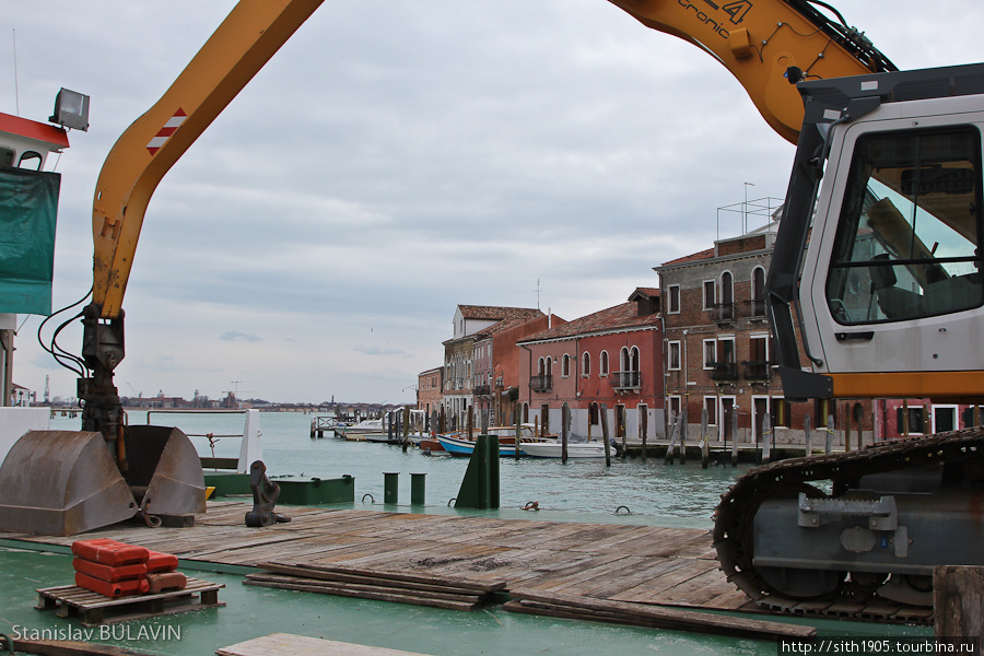 А краны перемещаются по воде, потому что на тротуары они не влезут Венеция, Италия