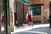 Еще немного собачьей моды (эта собака привлекла нас и мы не свернули в переулок, поэтому попали в замечательный ресторанчик Клеопатра — на заднем фоне)