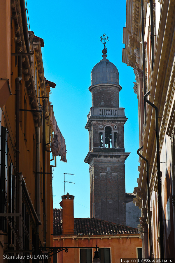 Башня около церкви Санто-Стефано Венеция, Италия