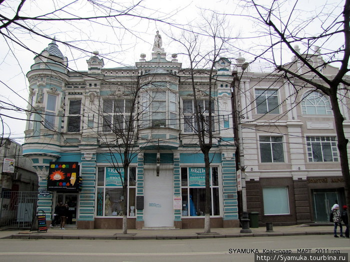 В таком роскошном здании на улице Красной находится магазин. Краснодар, Россия