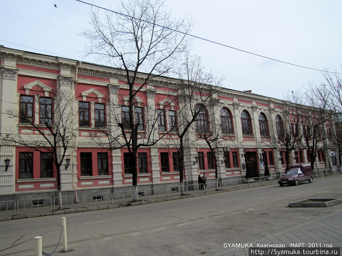Здание гимназии № 36, бывшая первая женская гимназия., архитектор В.А. Филлиппов, 1888 год. Краснодар, Россия