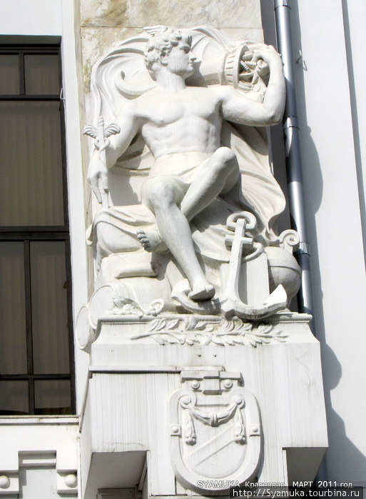 Здание украшено скульптурами. Краснодар, Россия
