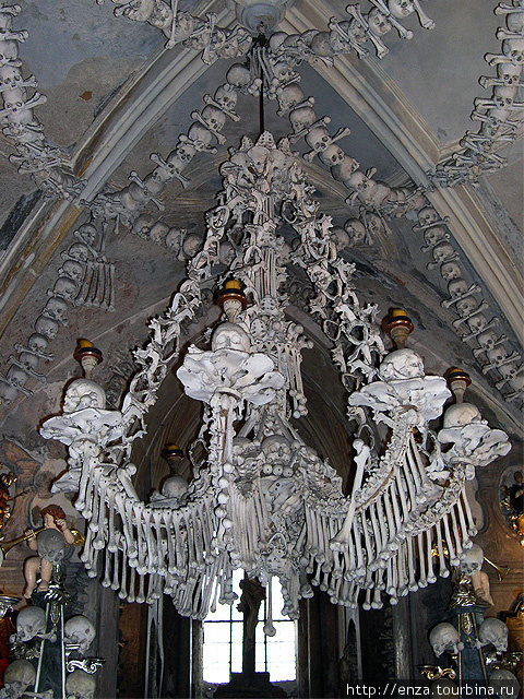 При изготовлении этой люстры были  использованы абсолютно все части человеческого скелета – от фаланги пальца до копчиковых костей. Кутна-Гора, Чехия