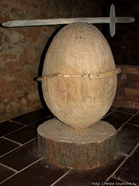 При входе в музей алхимии выставлено вот такое деревянное яйцо со змеиным поясом и саблей. Экспонат этот каким-то образом связан с именем знаменитого алхимика XVII в., но я в силу переизбытка впечатлений ничего более подробно сказать не могу. Кутна-Гора, Чехия
