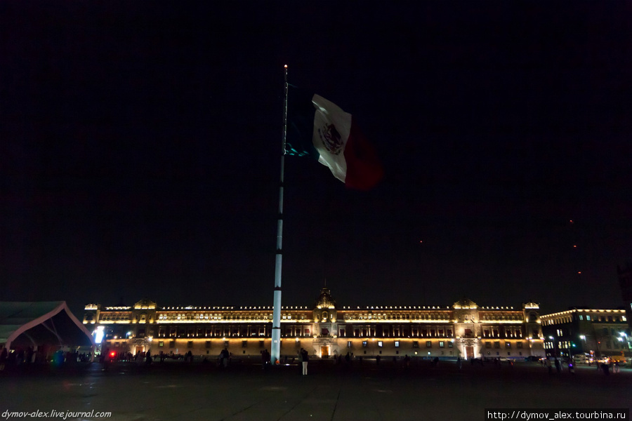 Посередине площади огромный флаг Мехико, Мексика