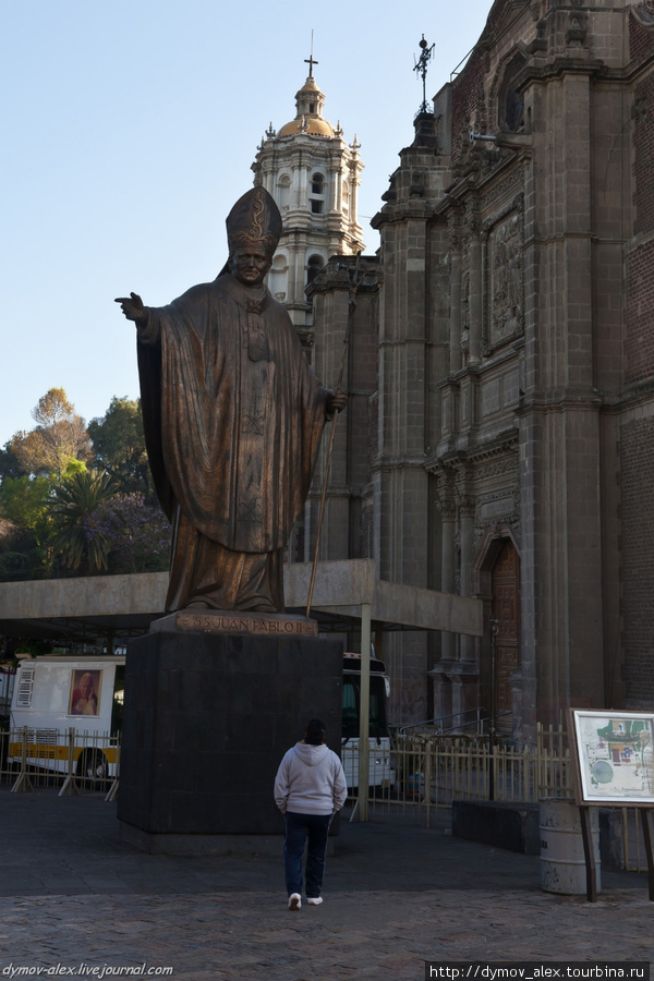 Здесь же есть большой памятник Папе. Хотелось бы подождать какого-нибудь отца с ребенком, чтобы можно было подписать фото папа и Папа, но не было времени Мехико, Мексика