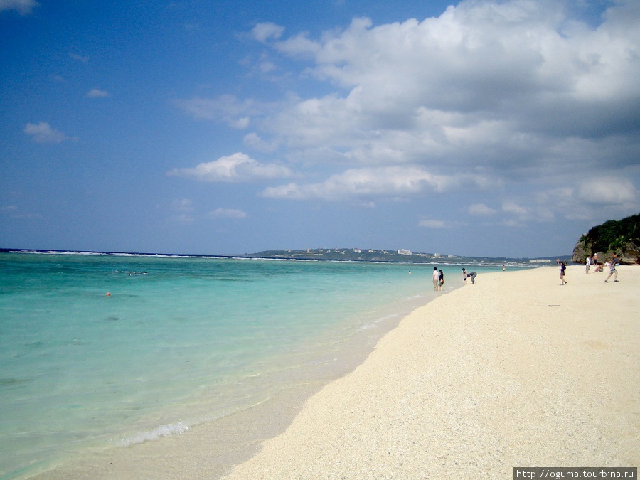 Пляж на Сезоко. Уже был конец сезона, октябрь месяц, народу немного. Префектура Окинава, Япония