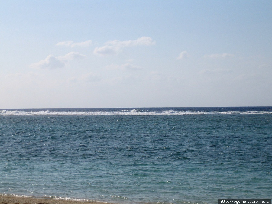 Там где белый гребень, там заканчивается коралл и мелководье. Префектура Окинава, Япония