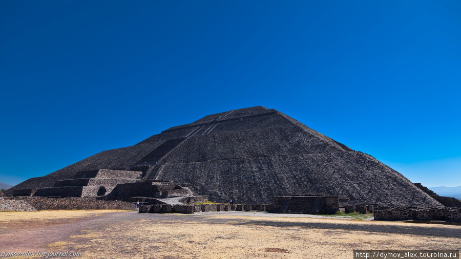 После первой тренировочной пирамиды, мы пошли покорять вторую — пирамиду Солнца. По мере подхода к ней, становилось ясно, что взобраться не так то просто. Индейцы переплюнули сами себя Мехико, Мексика