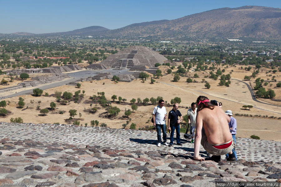Забавно, фотографироваться на пирамиде на фоне пирамиды Мехико, Мексика